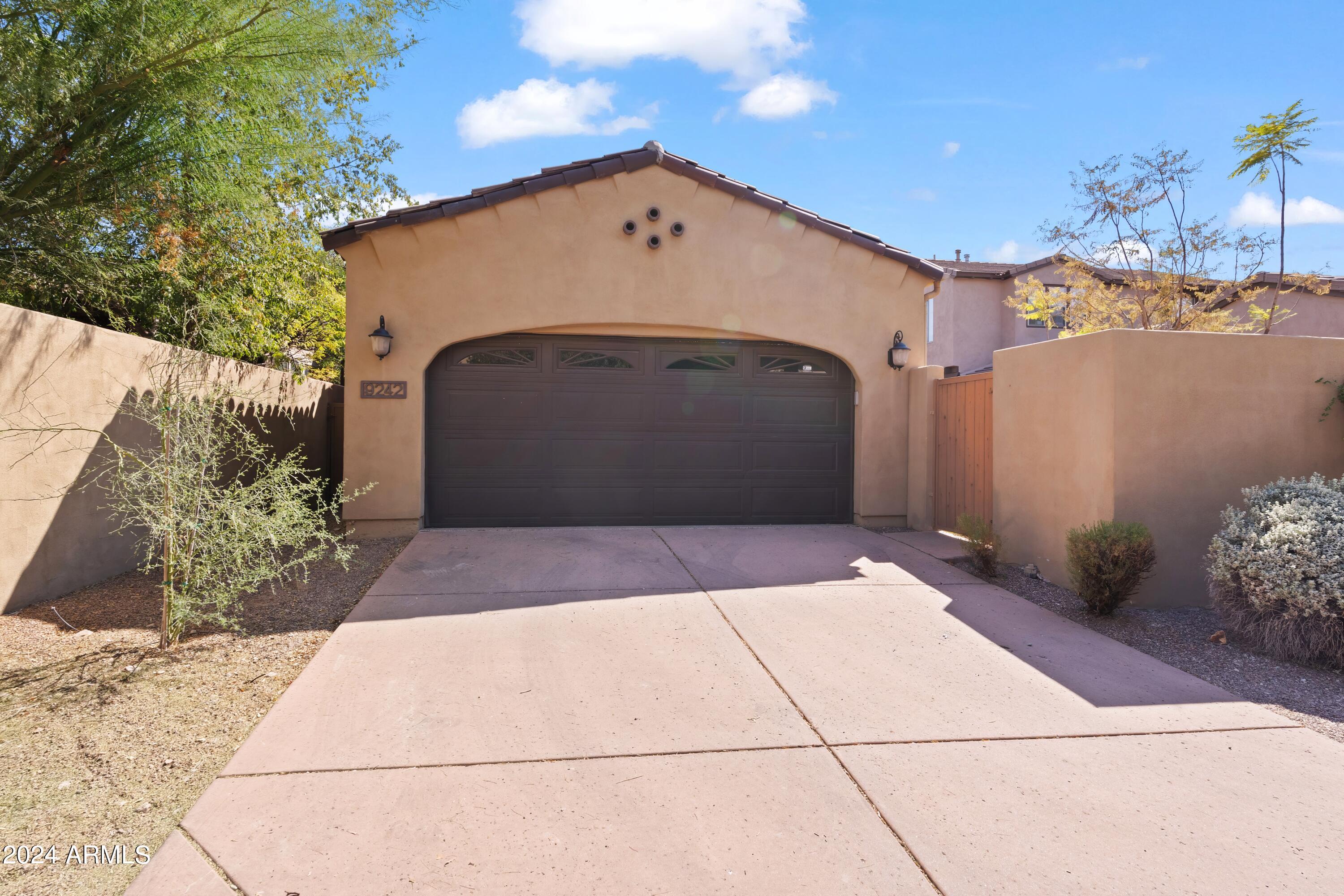 9242 E DESERT View