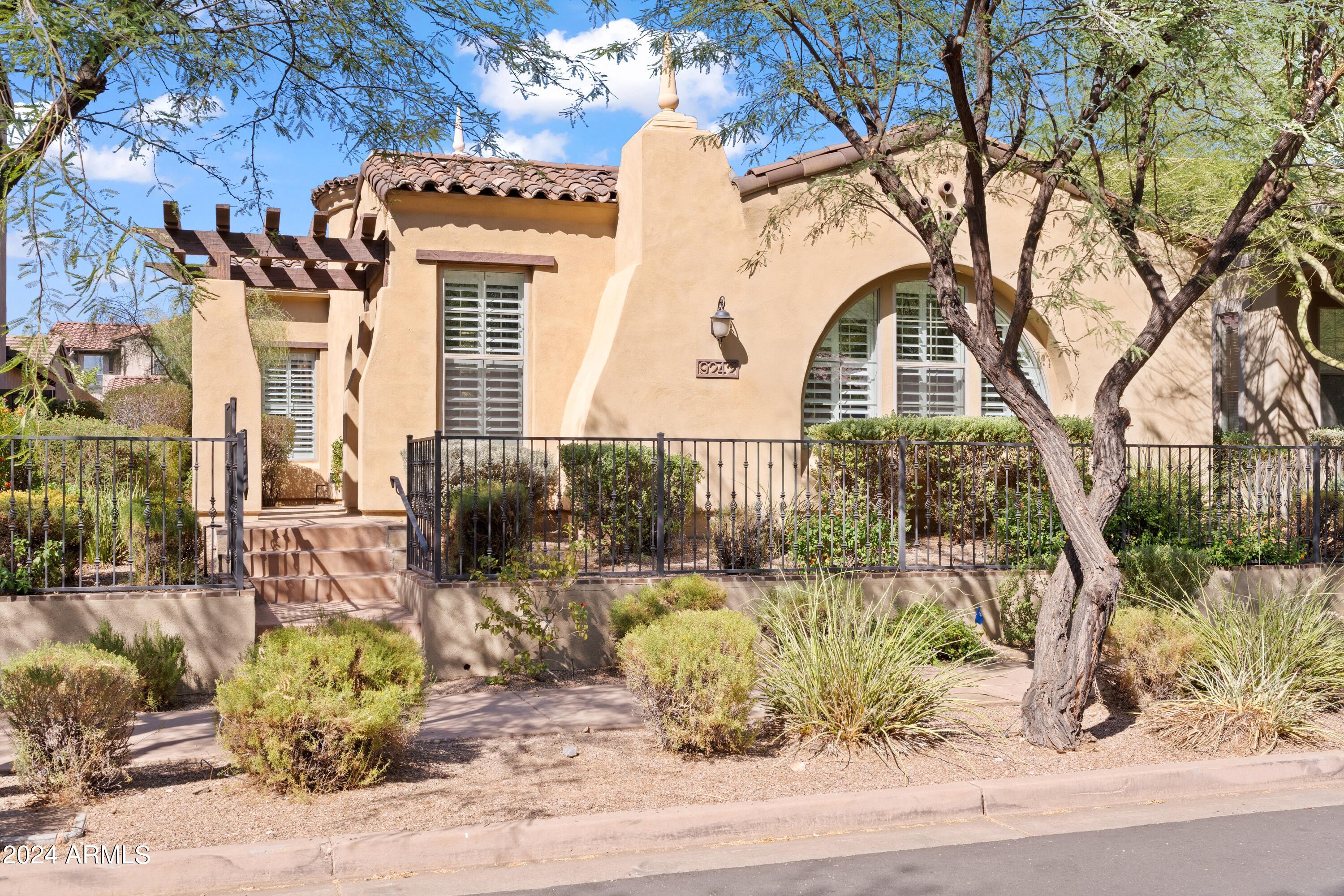 9242 E DESERT View