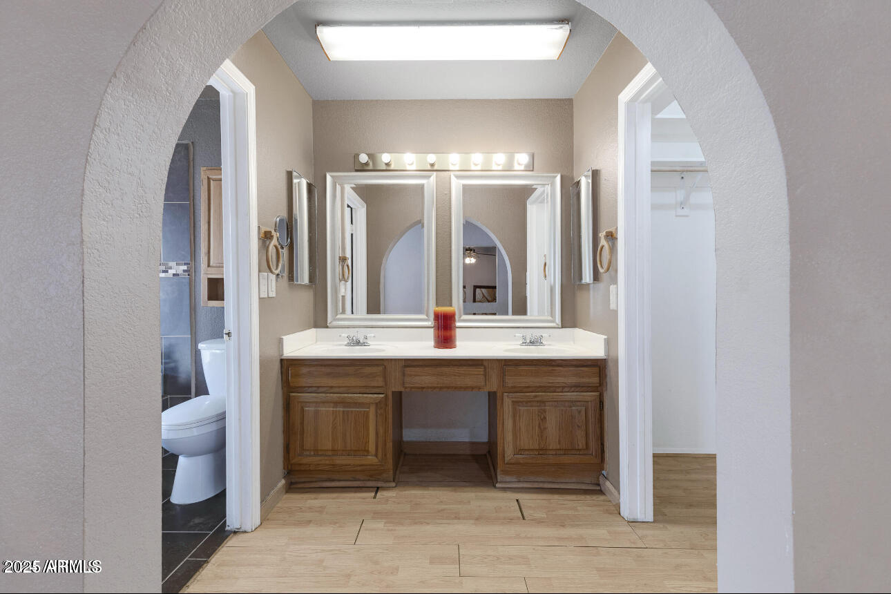 1102 W PEORIA Avenue, 17