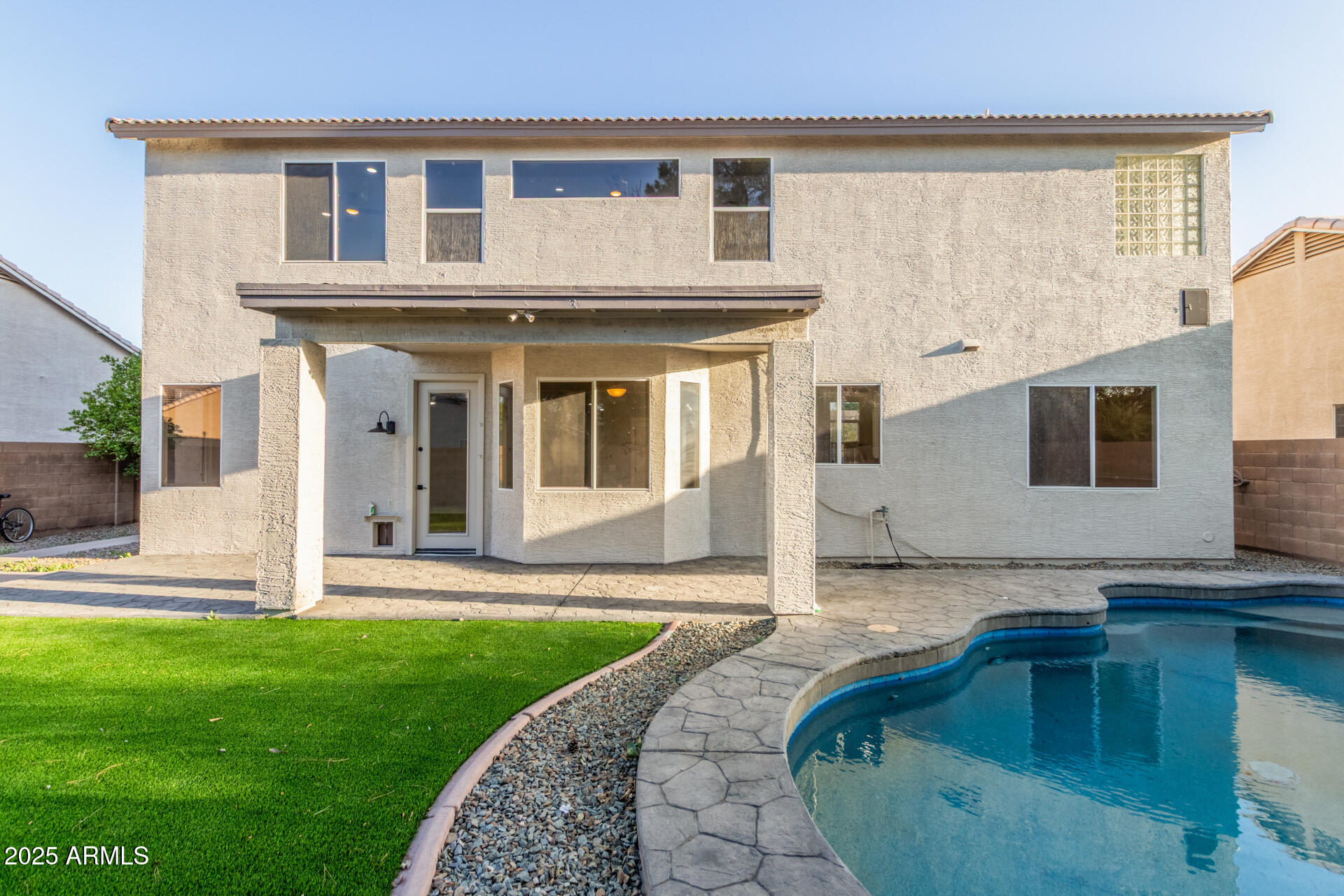 2754 E MICHELLE Way