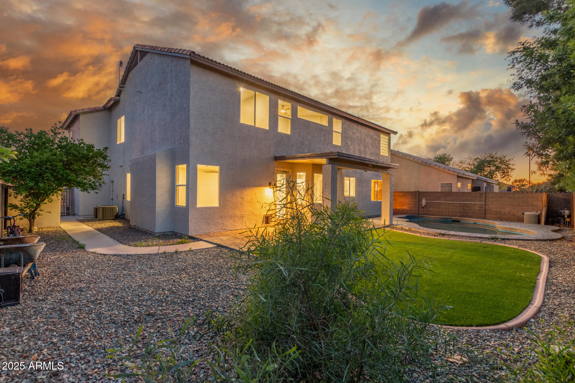 2754 E MICHELLE Way