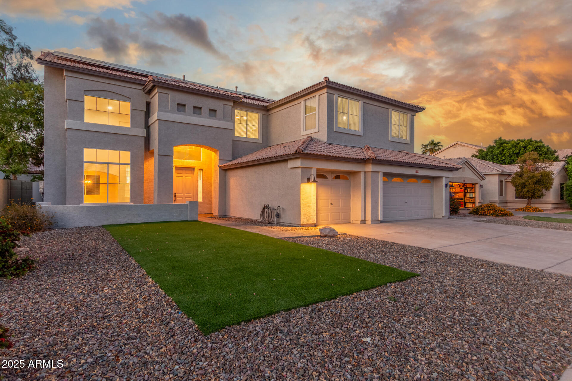 2754 E MICHELLE Way