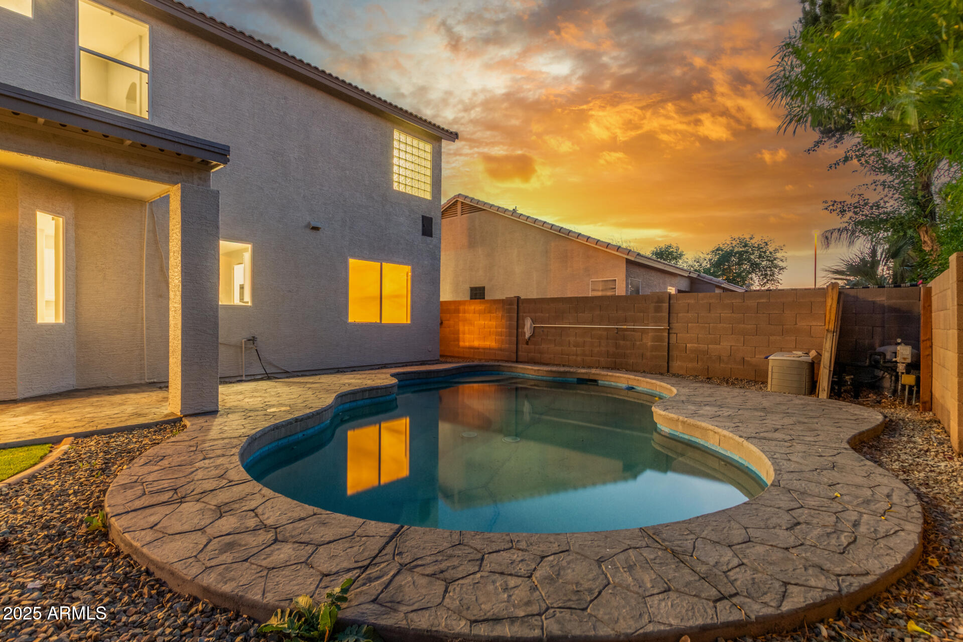 2754 E MICHELLE Way