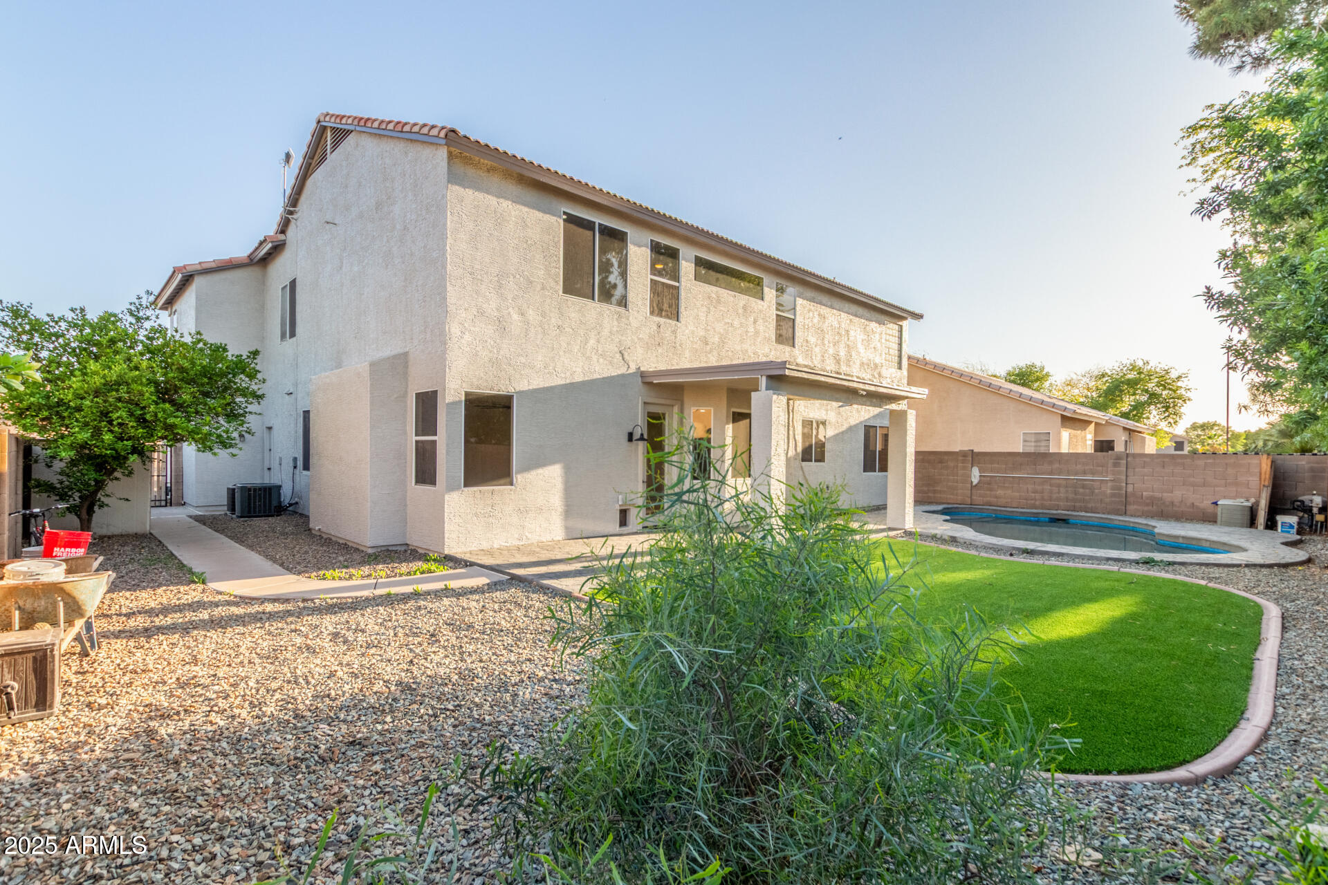 2754 E MICHELLE Way