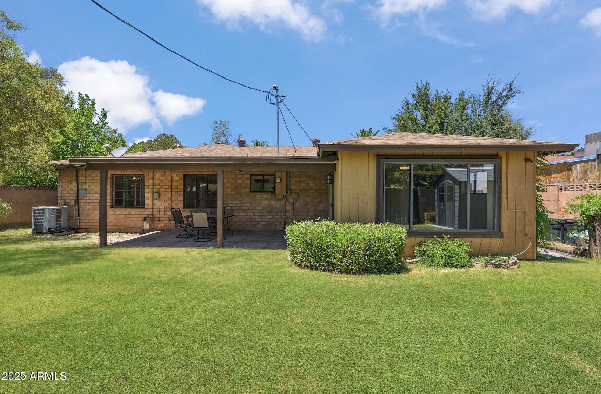 2913 E EARLL Drive