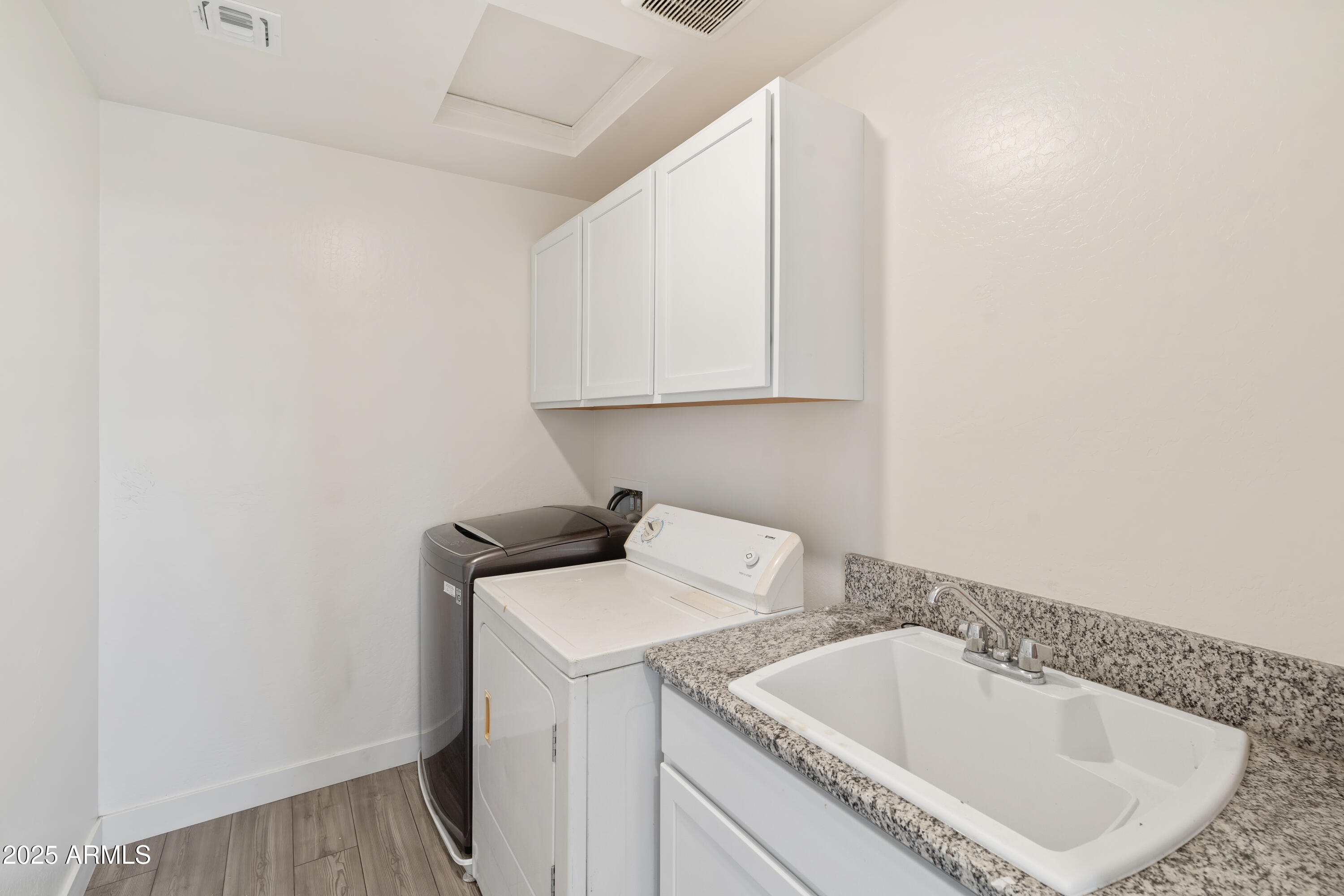 7352 S BRIARWOOD Lane