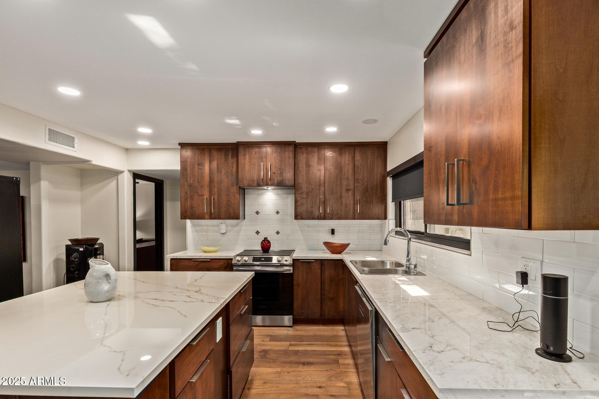 2111 W MARLETTE Avenue