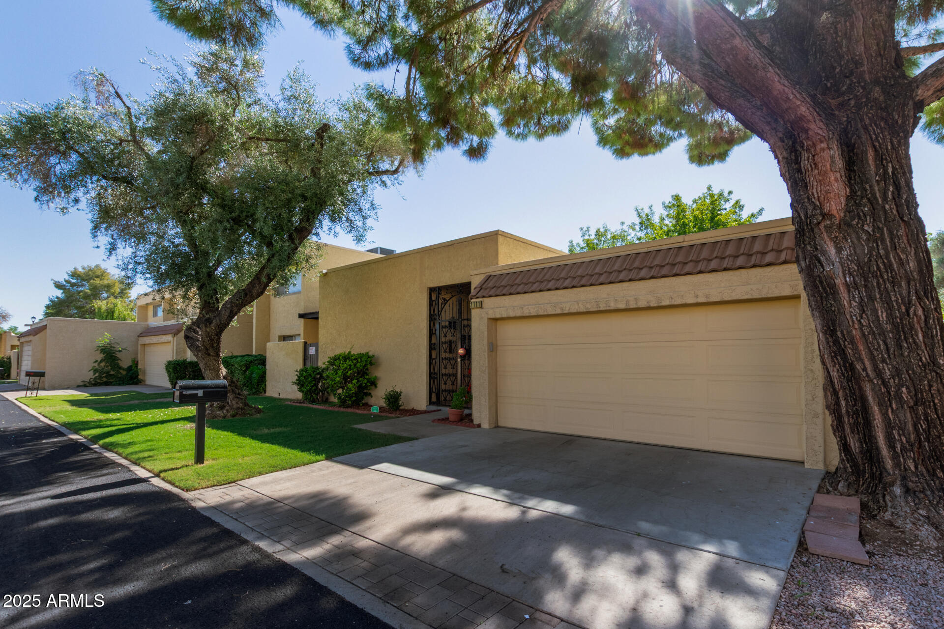 2111 W MARLETTE Avenue