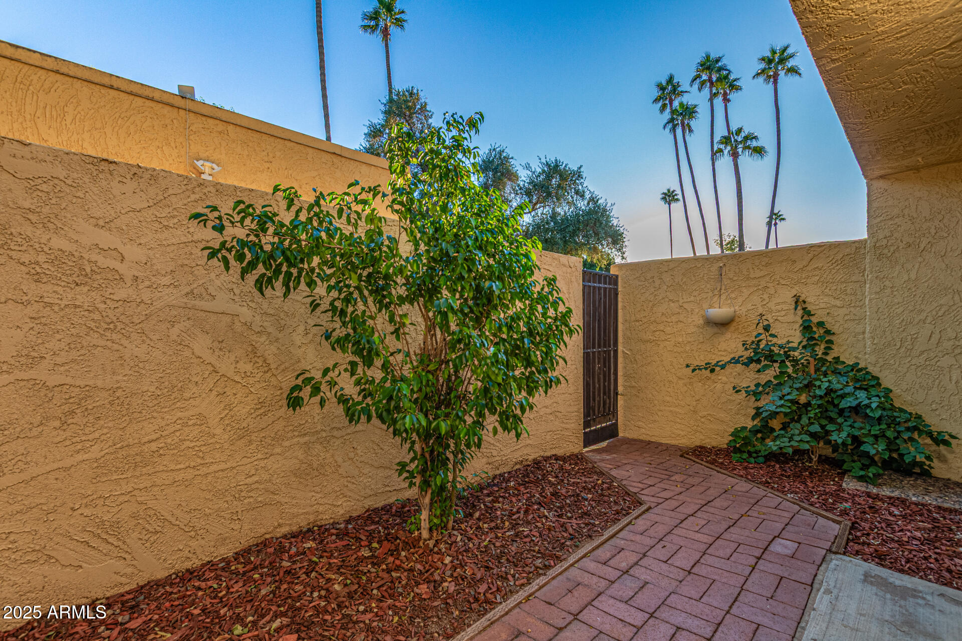 2111 W MARLETTE Avenue