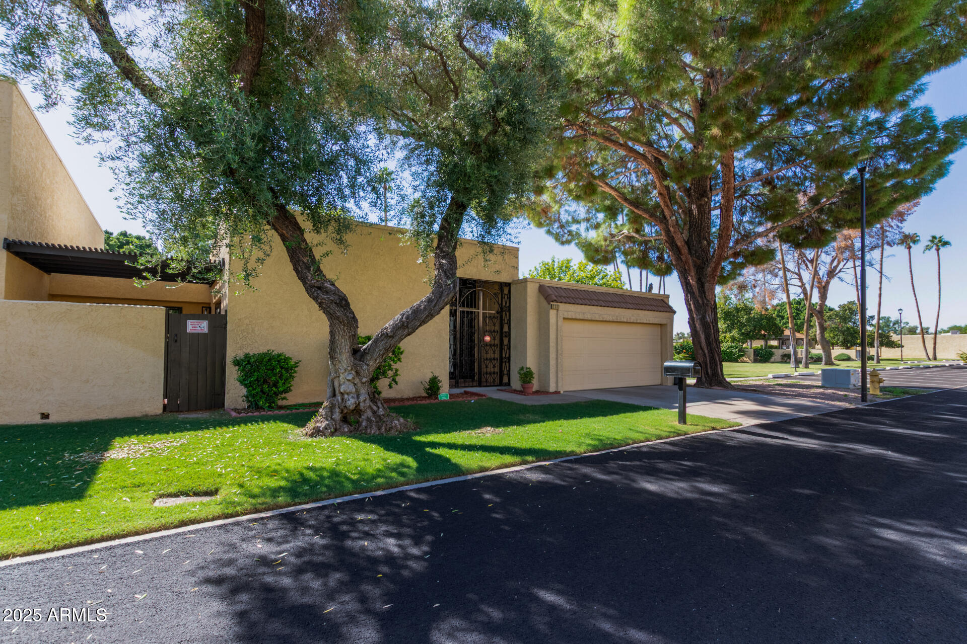 2111 W MARLETTE Avenue