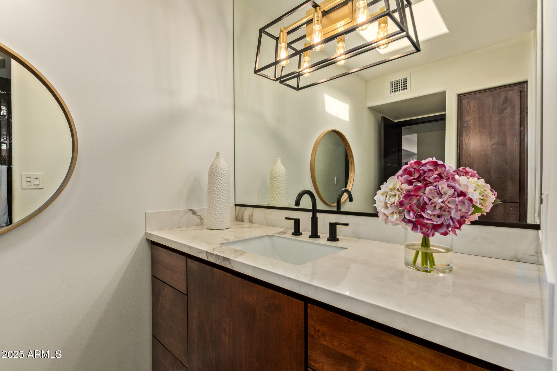 2111 W MARLETTE Avenue