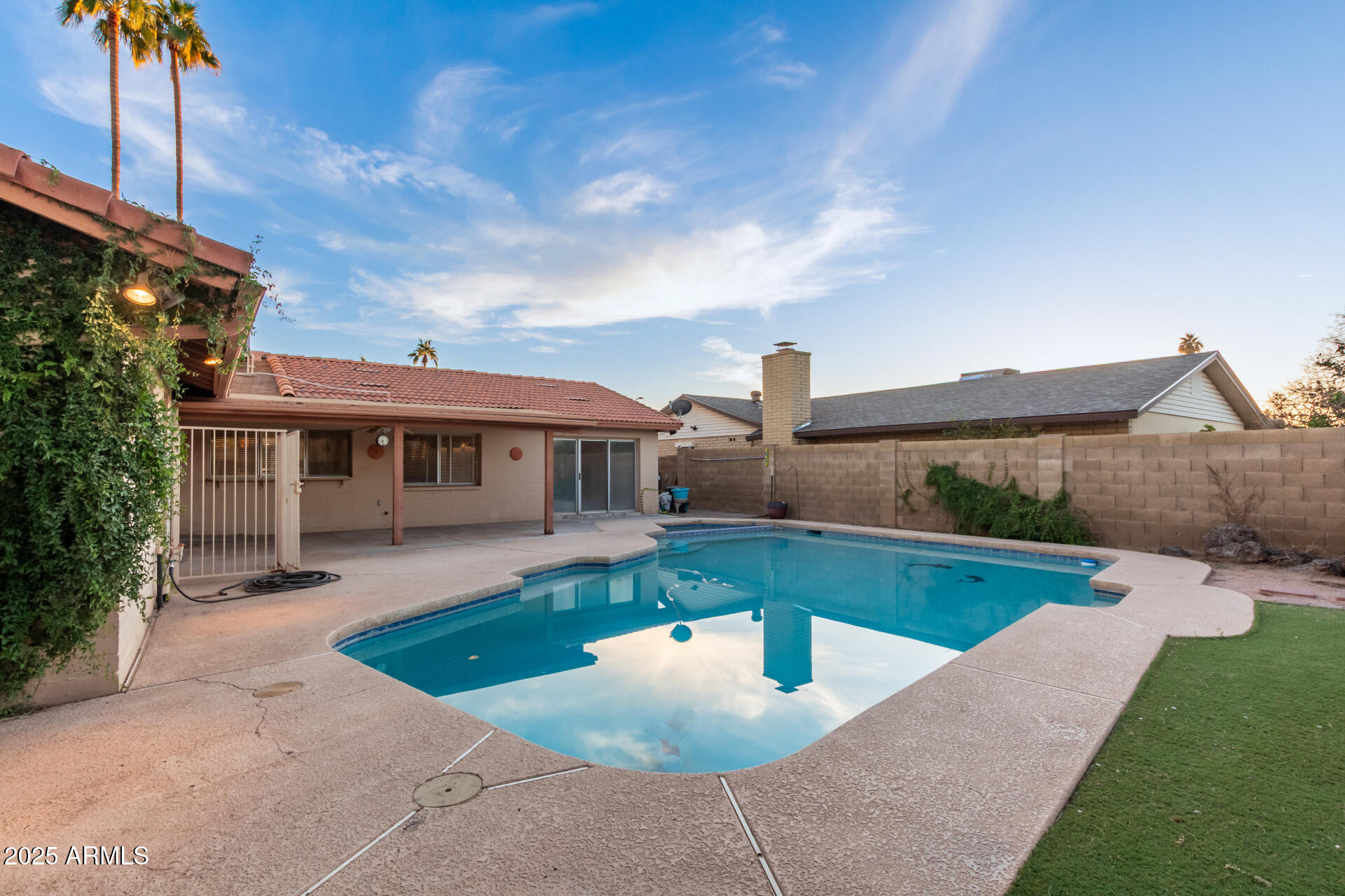 1832 E COLGATE Drive