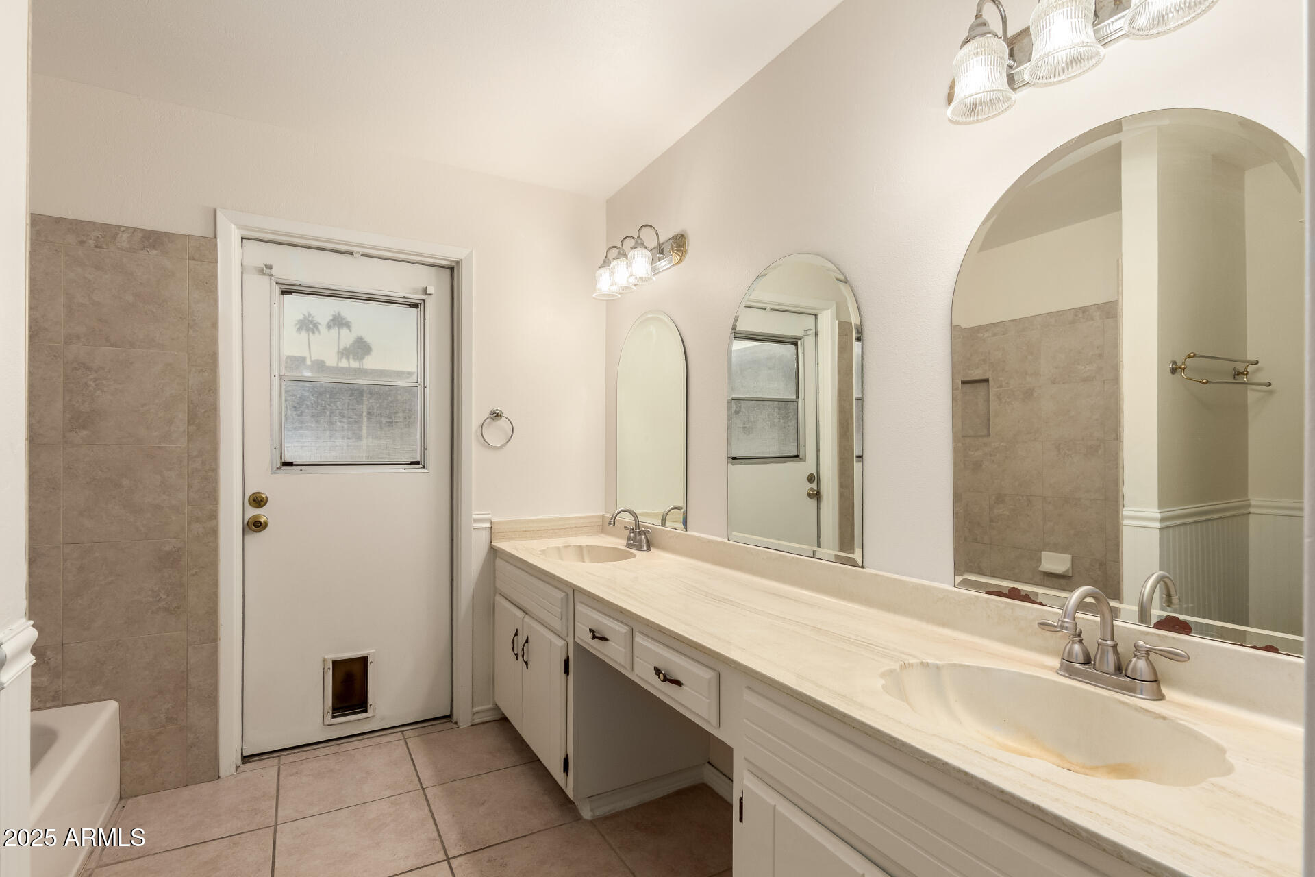 1832 E COLGATE Drive