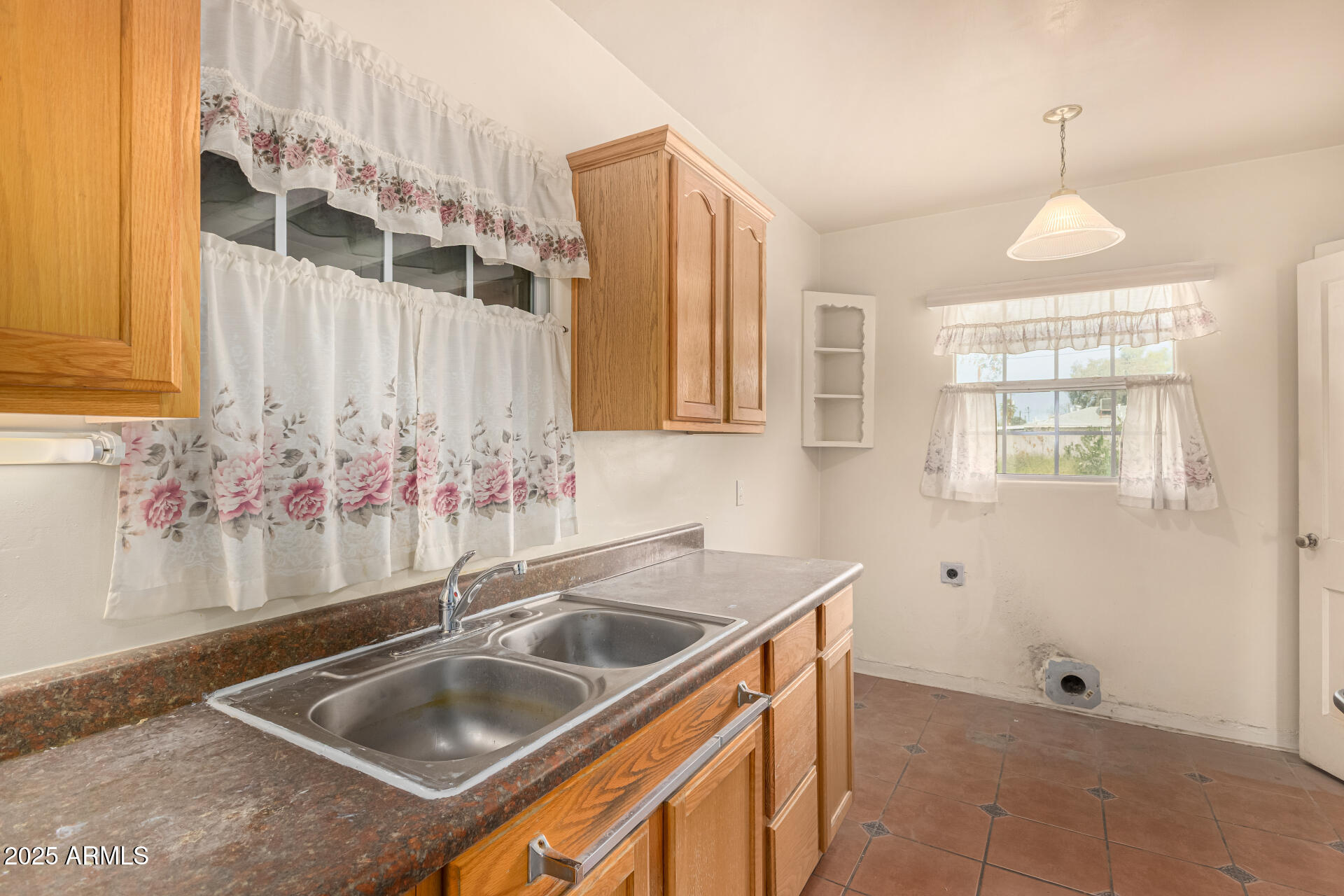 1712 W WELDON Avenue