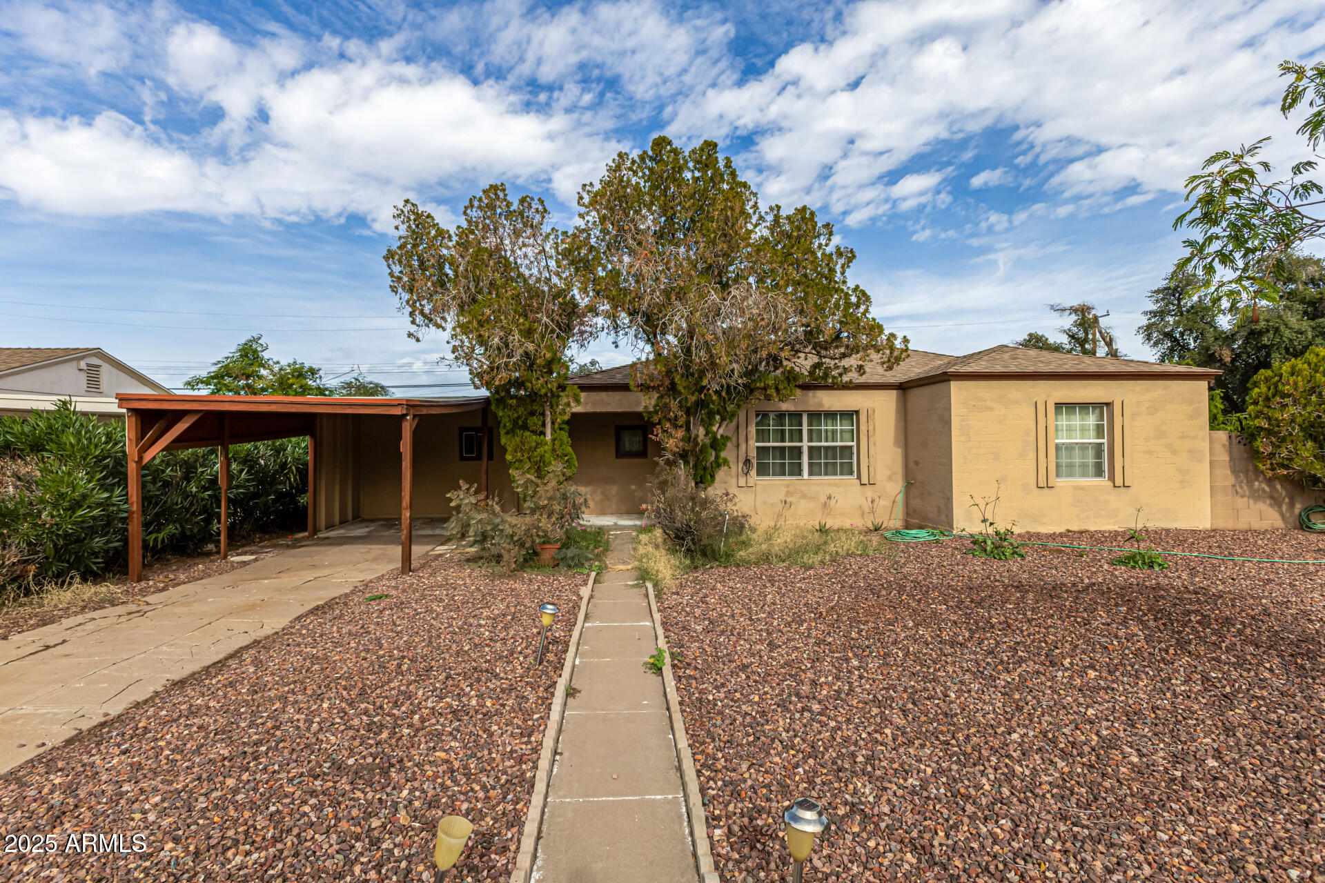 1712 W WELDON Avenue