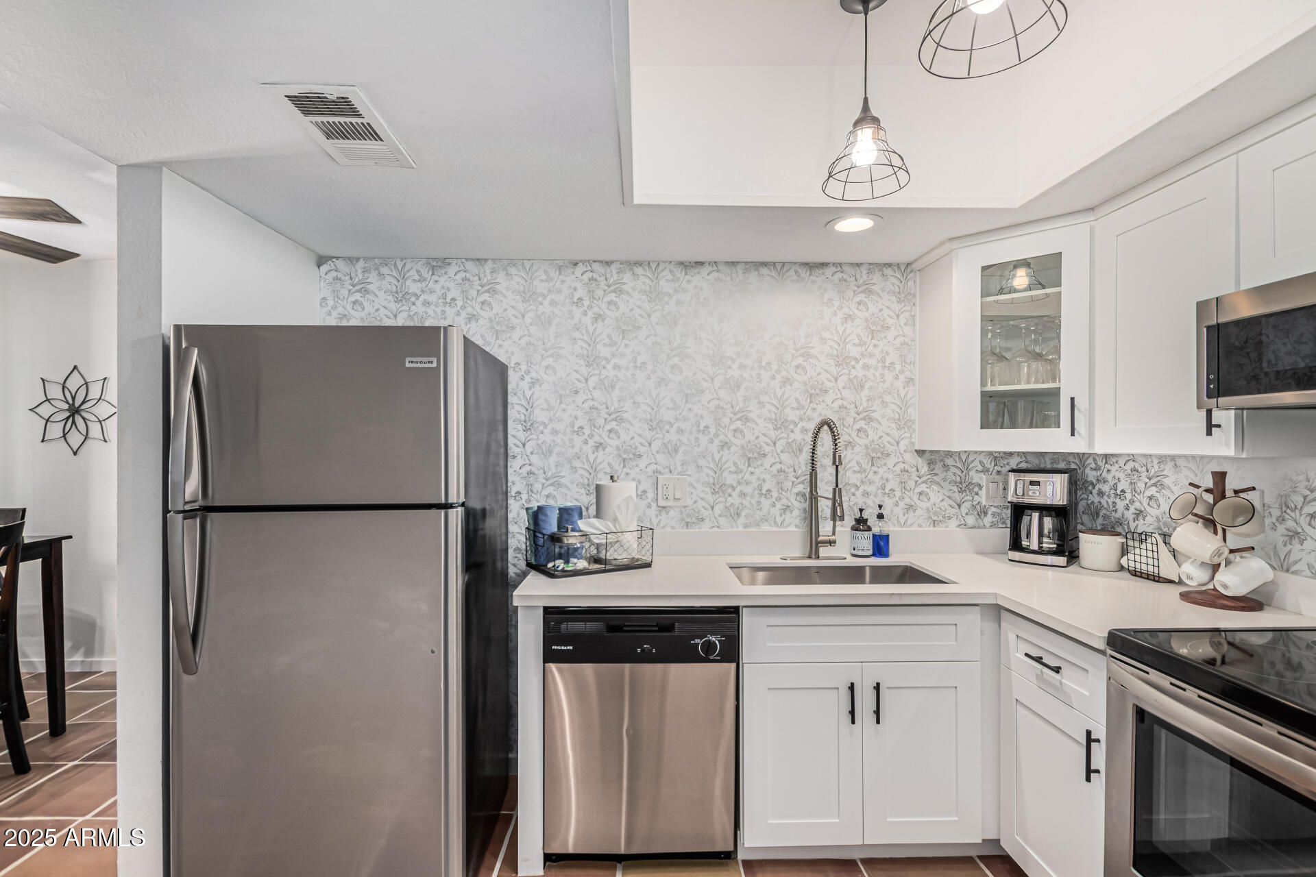 117 W 10TH Street