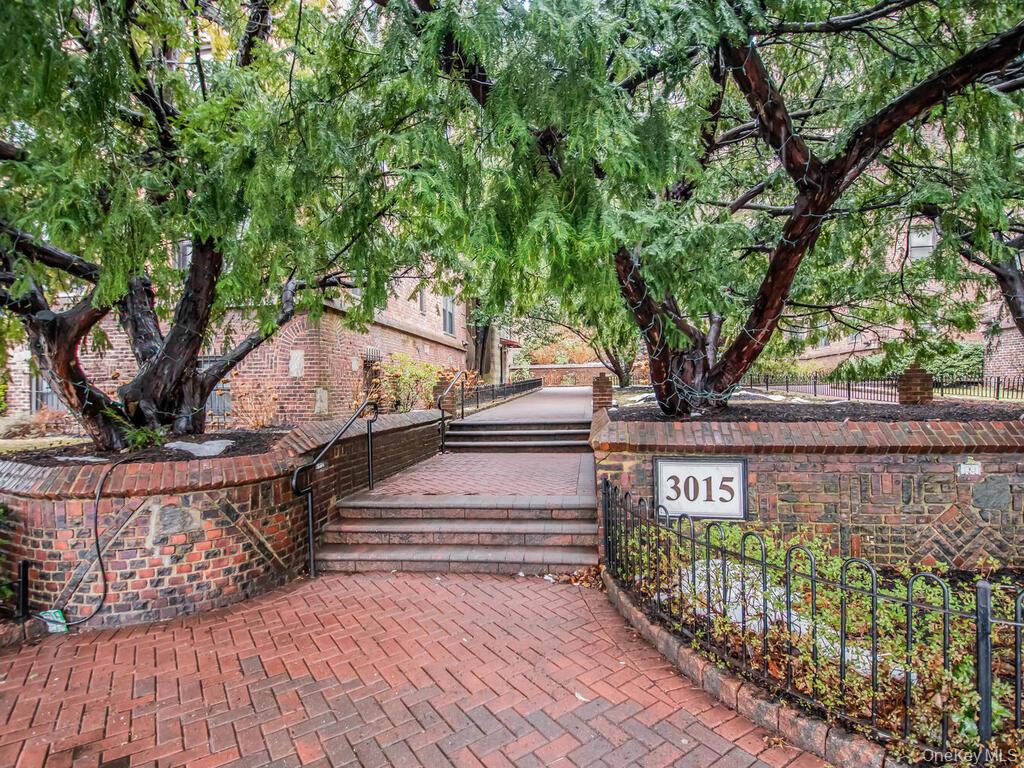 3015 3015 Riverdale Ave Unit: 4B