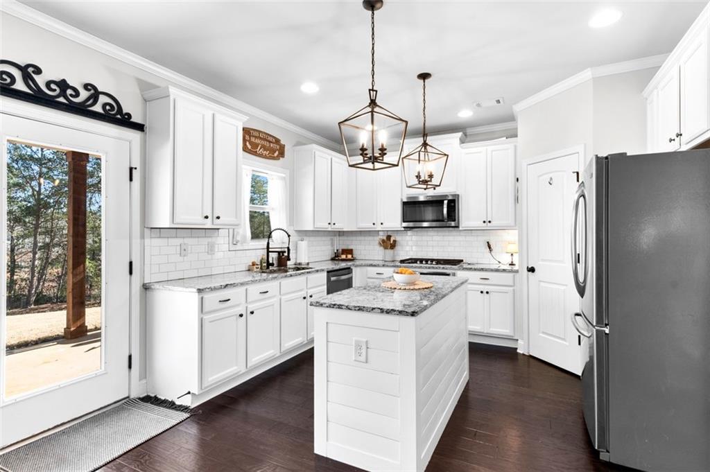 6475 BURLESON Drive