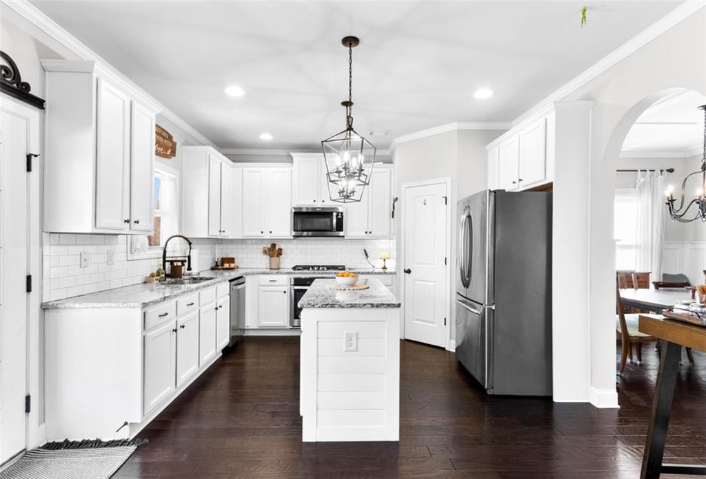 6475 BURLESON Drive