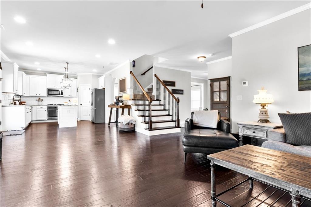 6475 BURLESON Drive