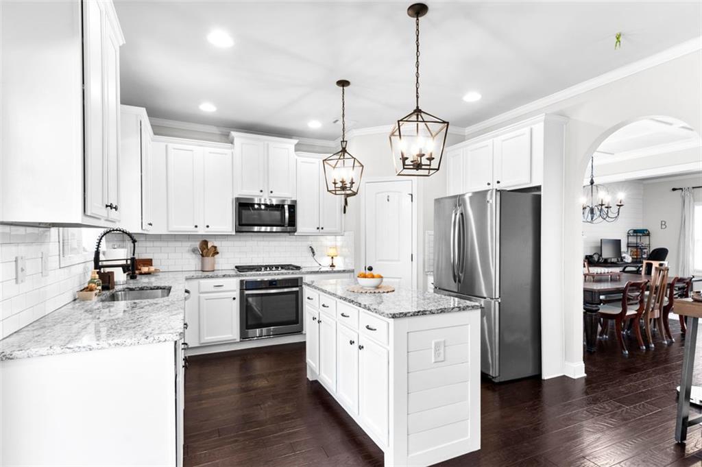 6475 BURLESON Drive