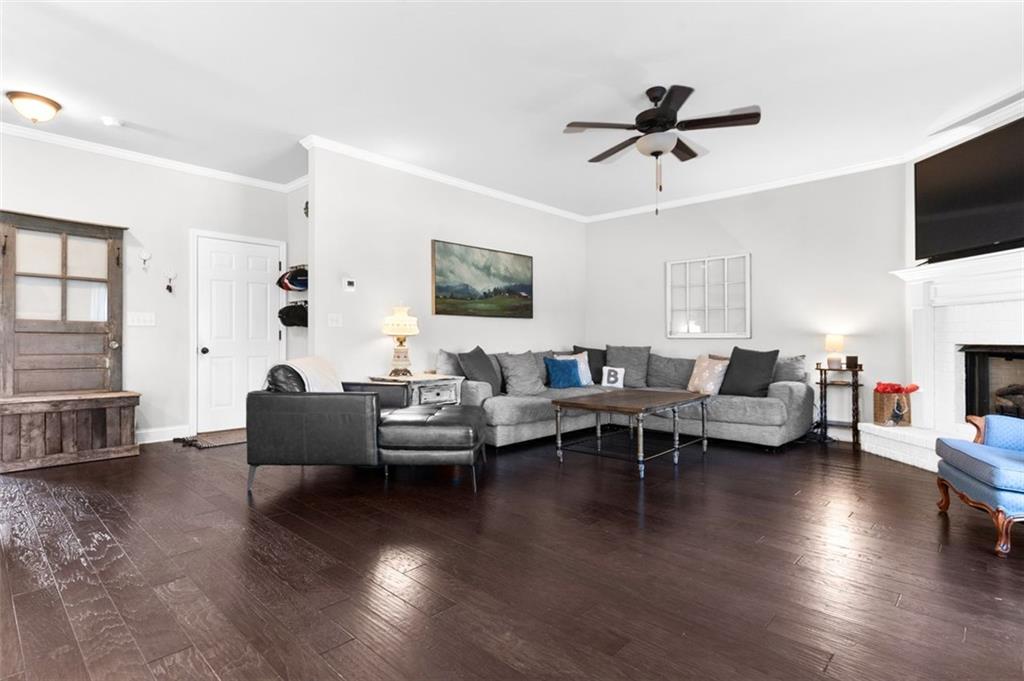 6475 BURLESON Drive