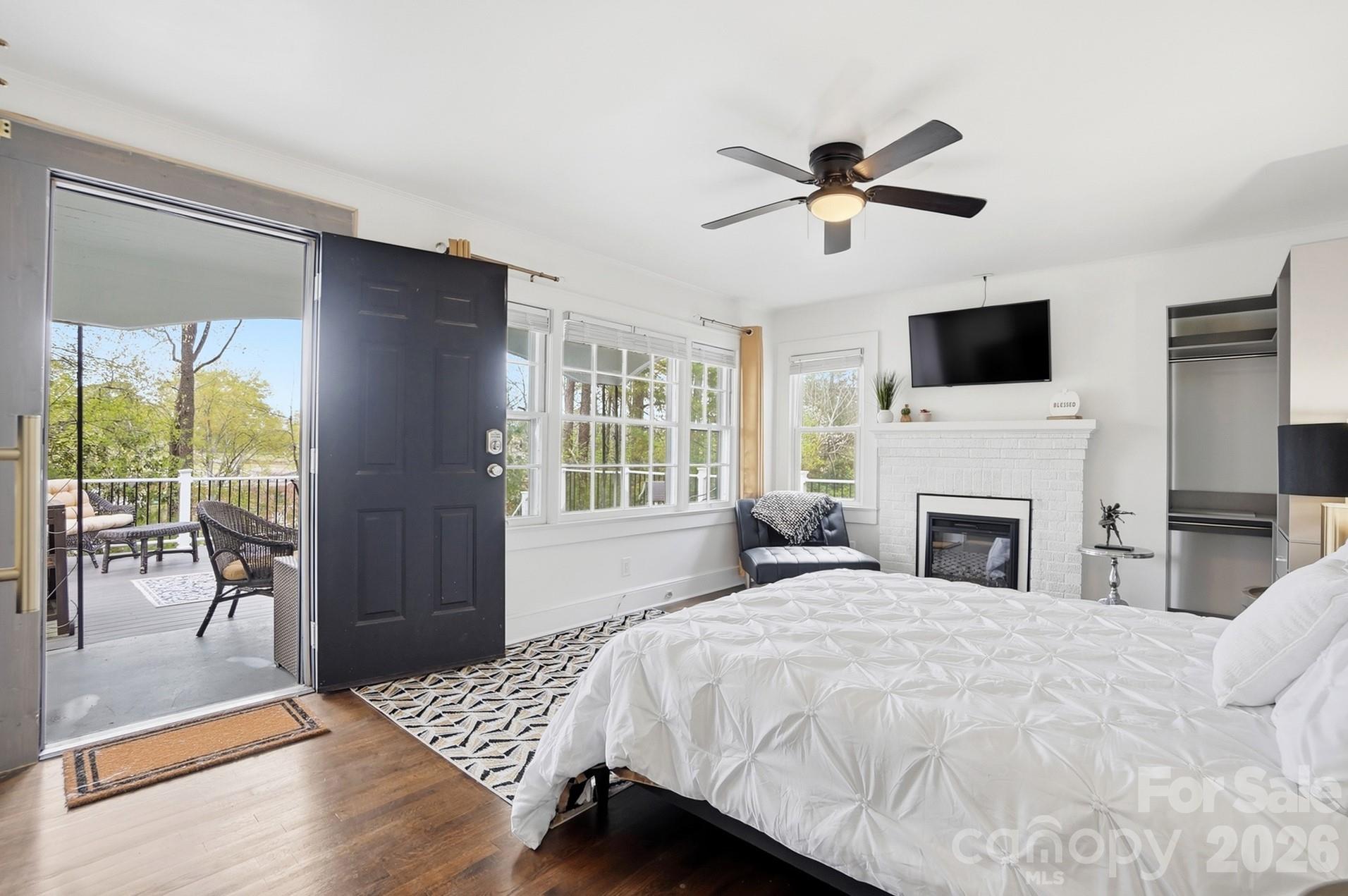 2104 Hillcrest Avenue