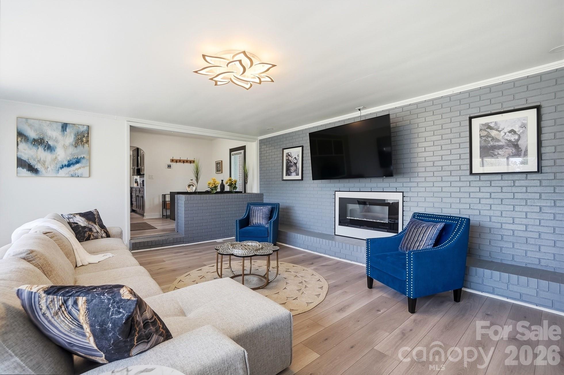 2104 Hillcrest Avenue