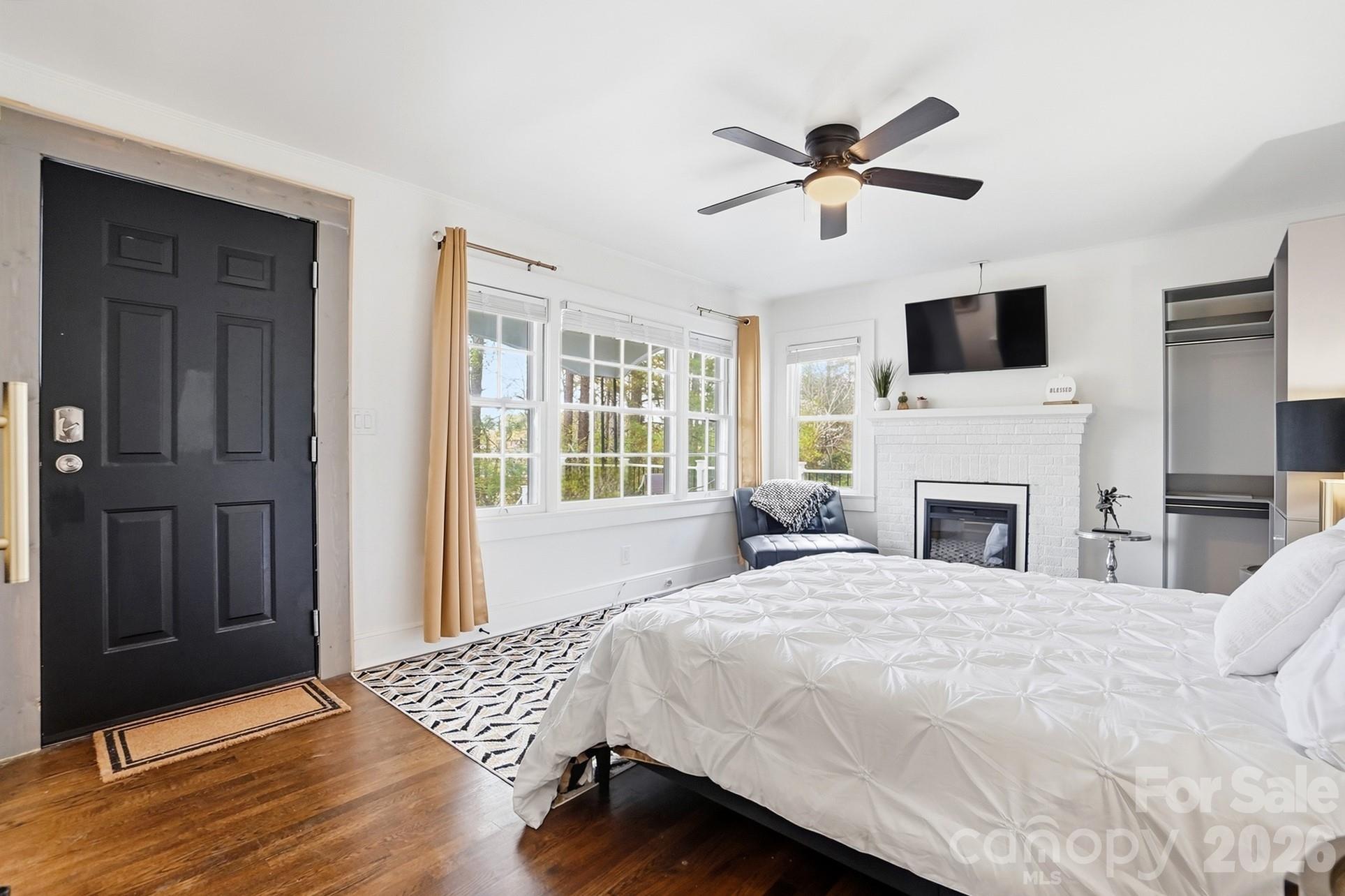 2104 Hillcrest Avenue