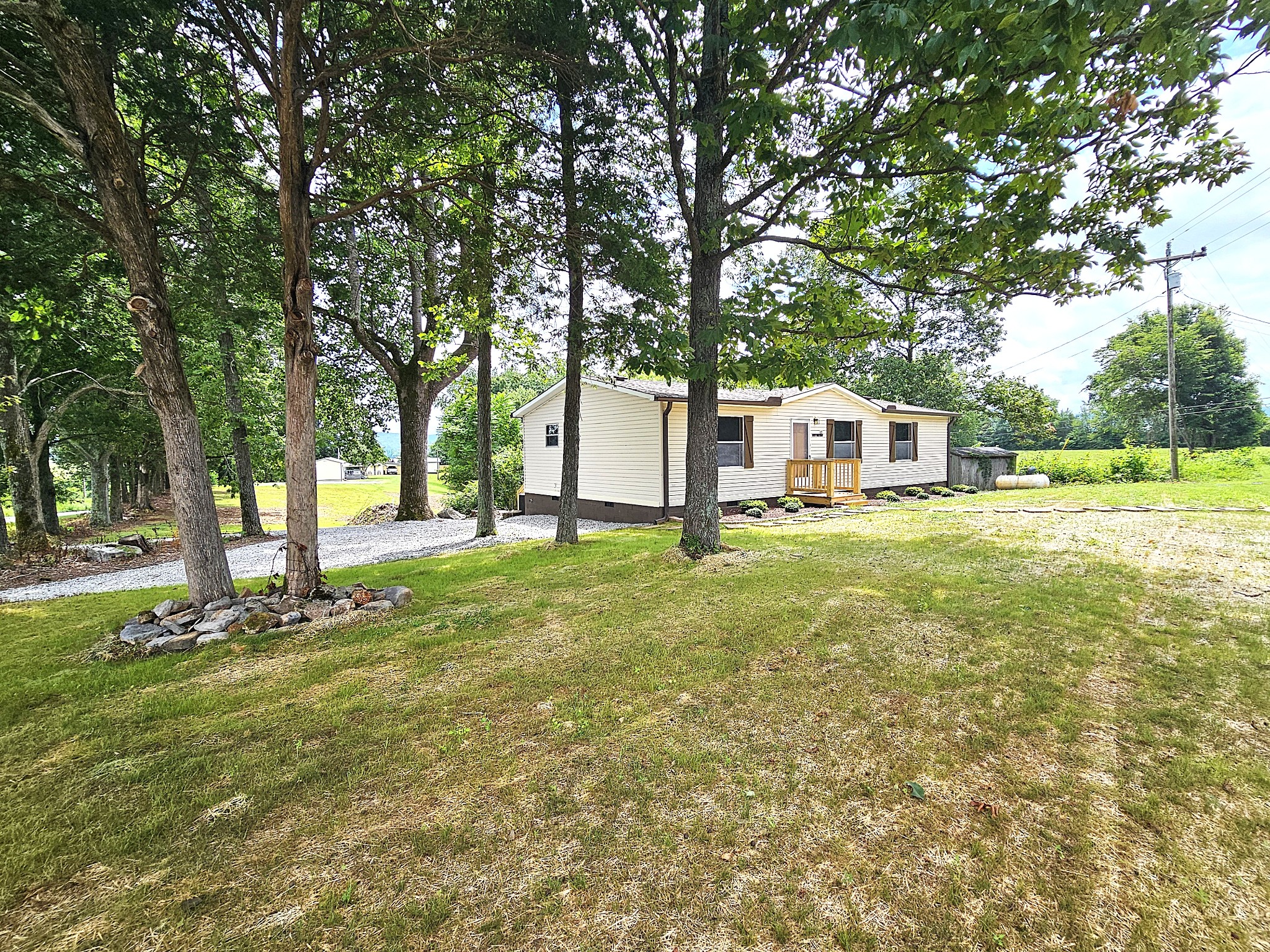 17 Rocky River Rd