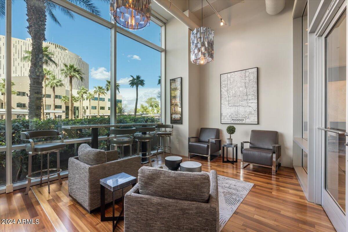 1 E LEXINGTON Avenue, 601