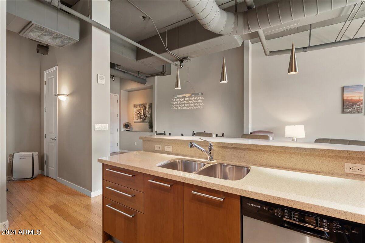 1 E LEXINGTON Avenue, 601