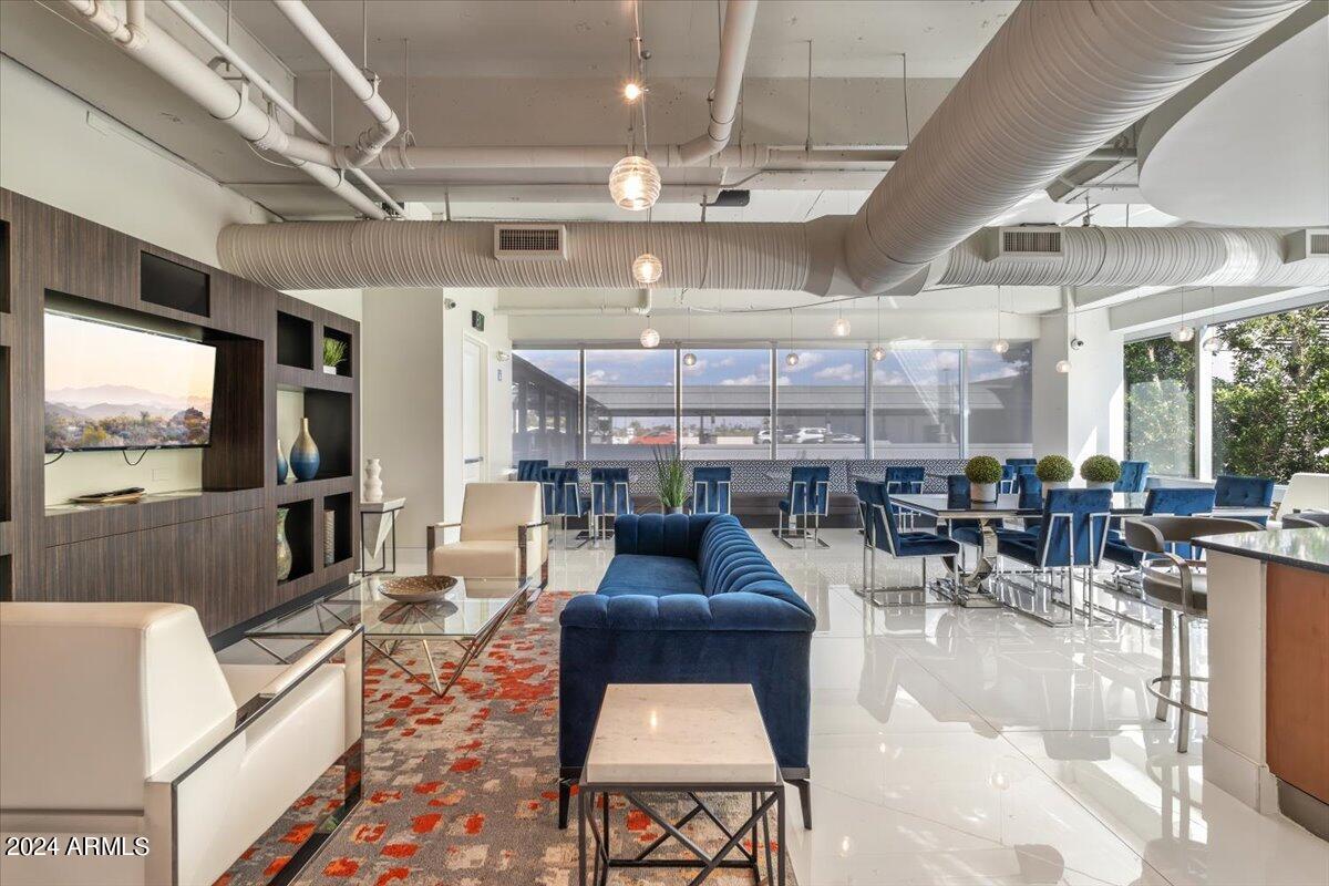 1 E LEXINGTON Avenue, 601