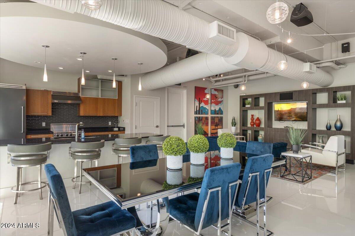 1 E LEXINGTON Avenue, 601