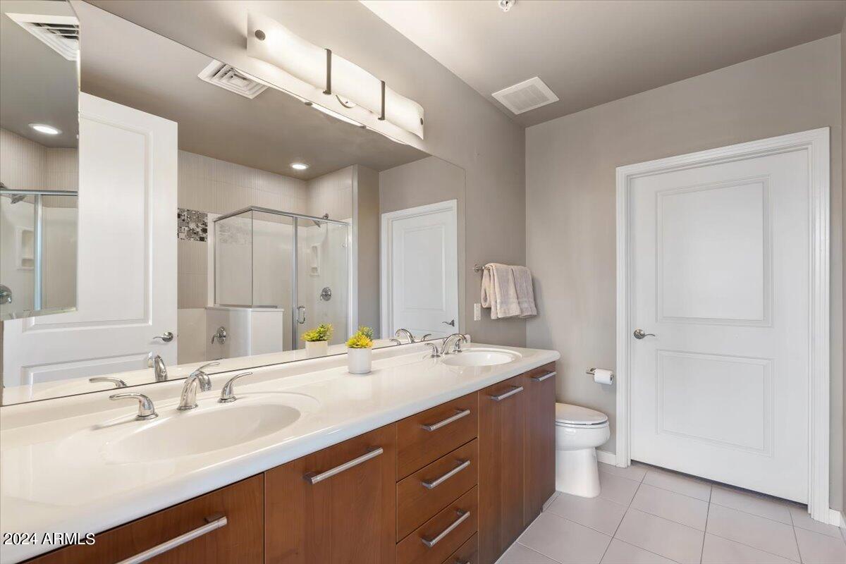 1 E LEXINGTON Avenue, 601