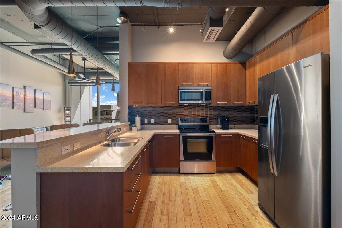 1 E LEXINGTON Avenue, 601