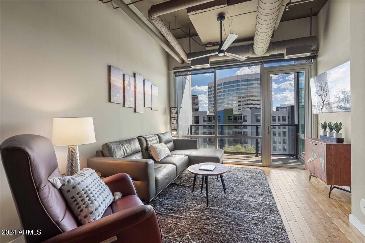 1 E LEXINGTON Avenue, 601