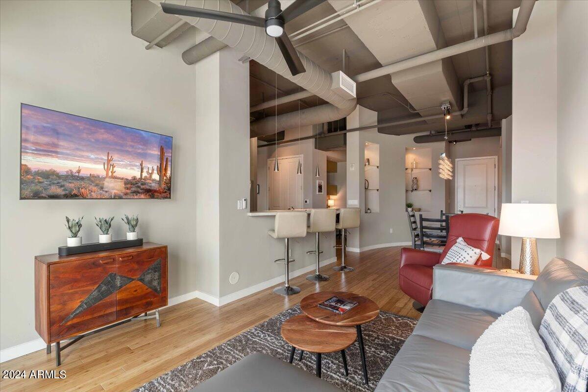 1 E LEXINGTON Avenue, 601
