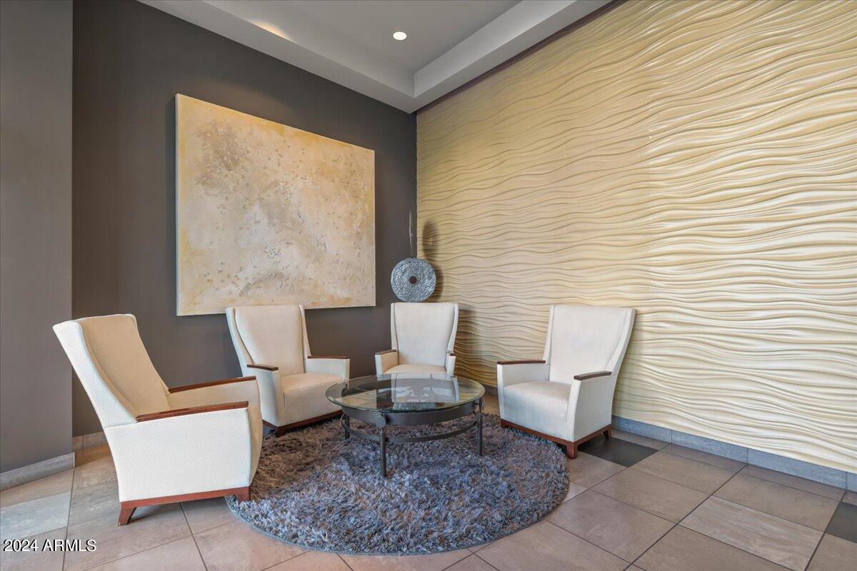 1 E LEXINGTON Avenue, 601