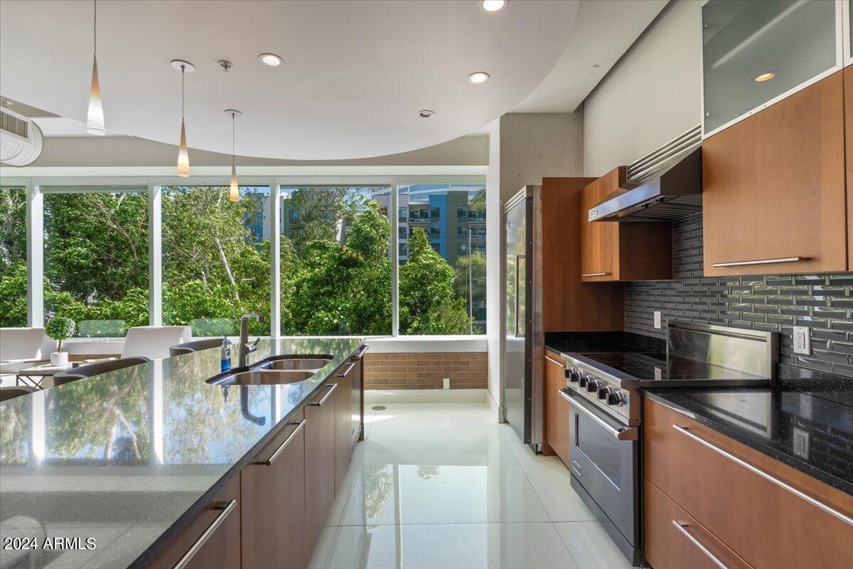 1 E LEXINGTON Avenue, 601