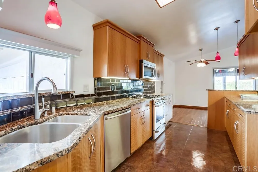 2702 Wyandotte
