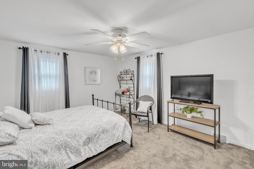 130 N DILLWYN ROAD