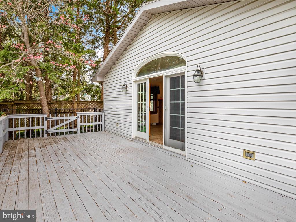 6 W CLARKE AVENUE