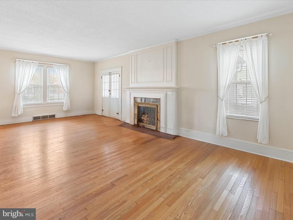 6 W CLARKE AVENUE