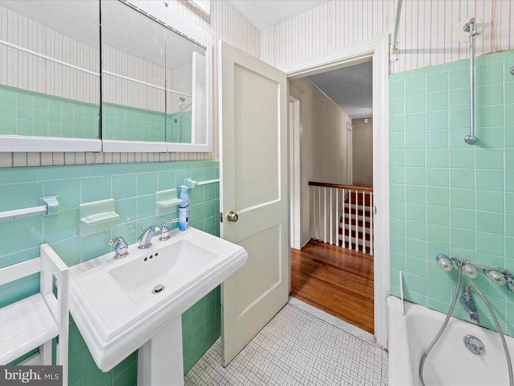 6 W CLARKE AVENUE