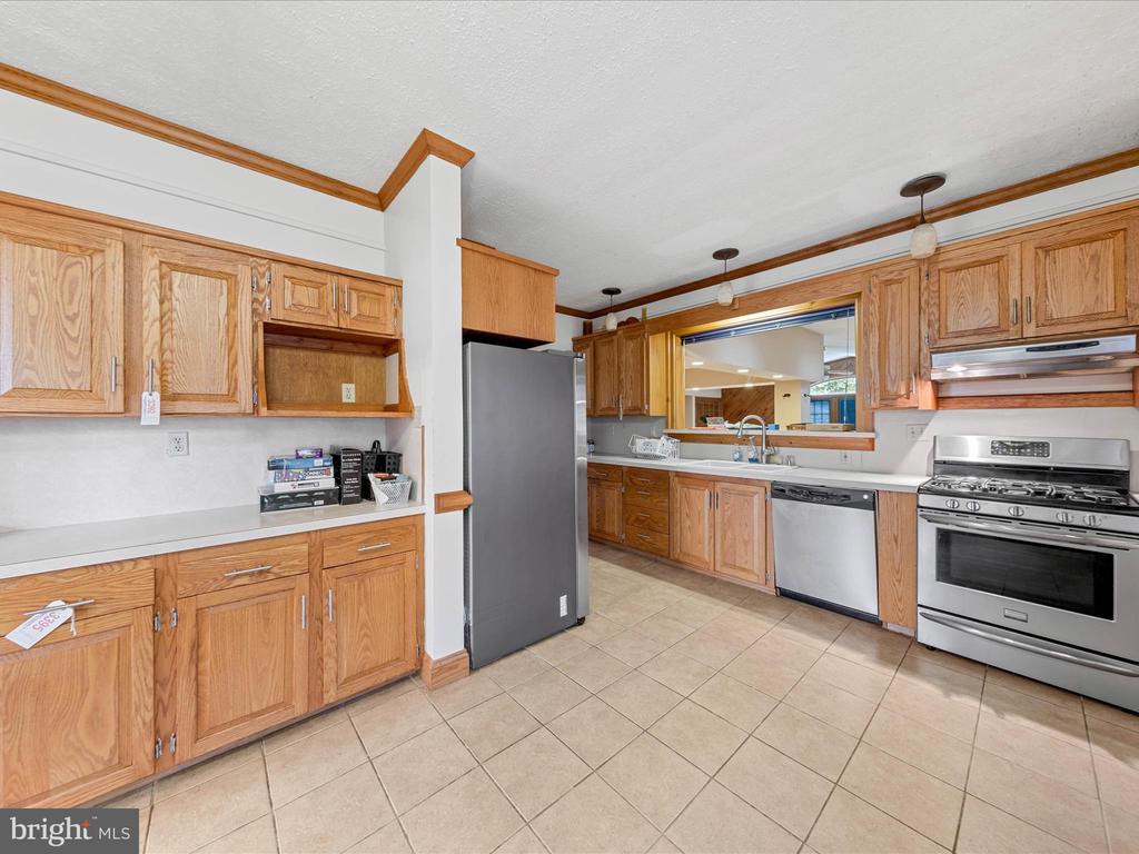 6 W CLARKE AVENUE