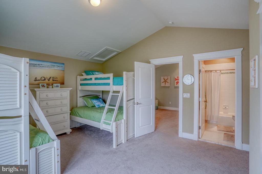 36102 VIREO CIRCLE