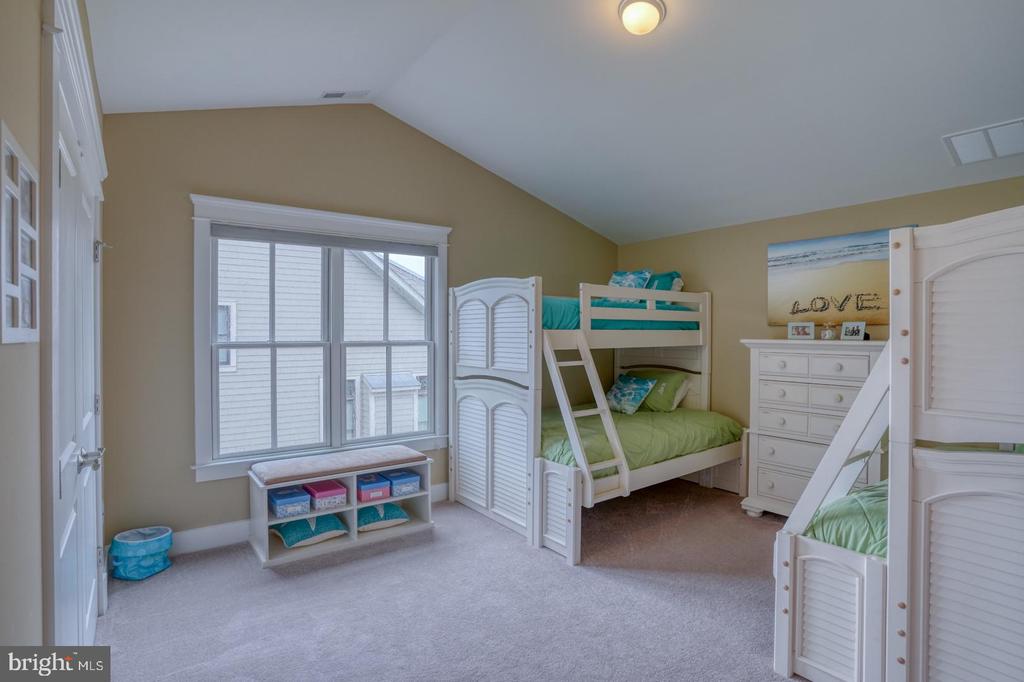 36102 VIREO CIRCLE