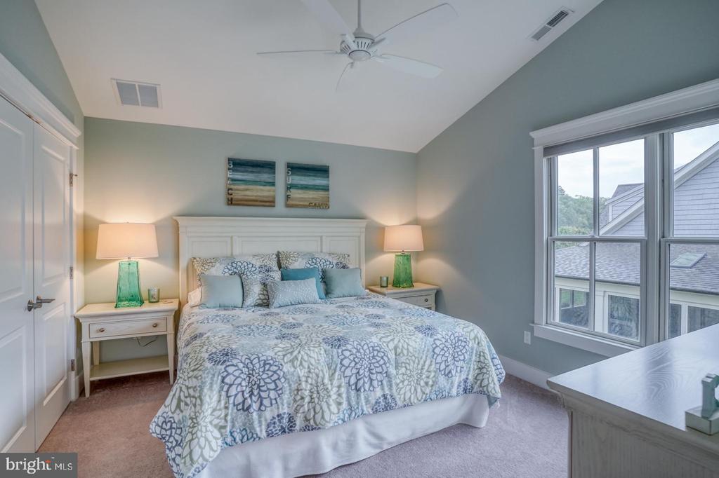 36102 VIREO CIRCLE