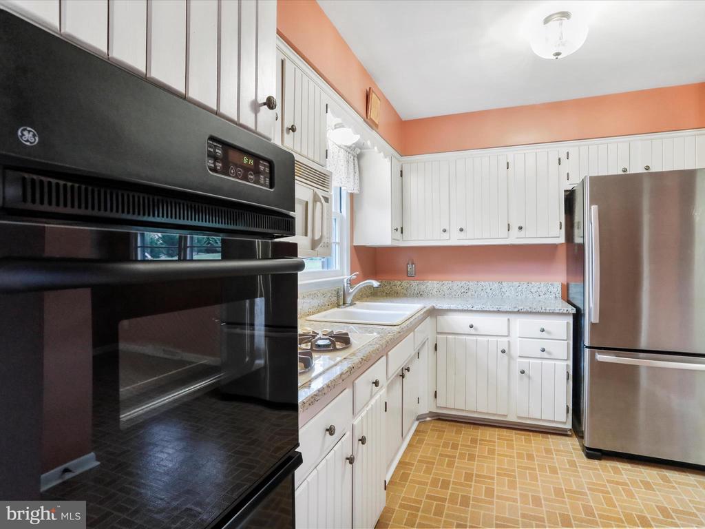 807 VALLEY VIEW DRIVE